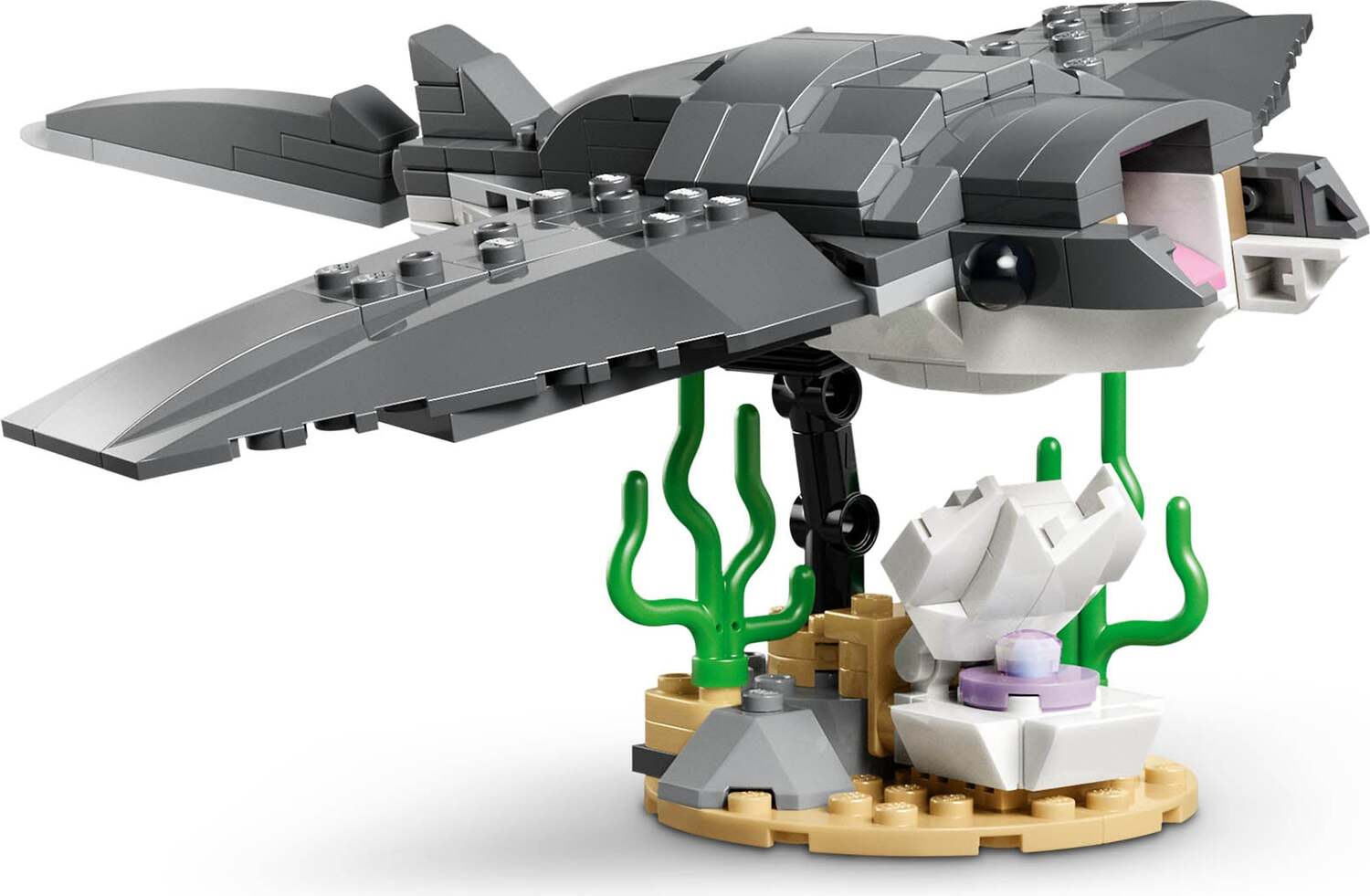CREATOR 3 in 1 Fierce Shark with a Treasure Chest