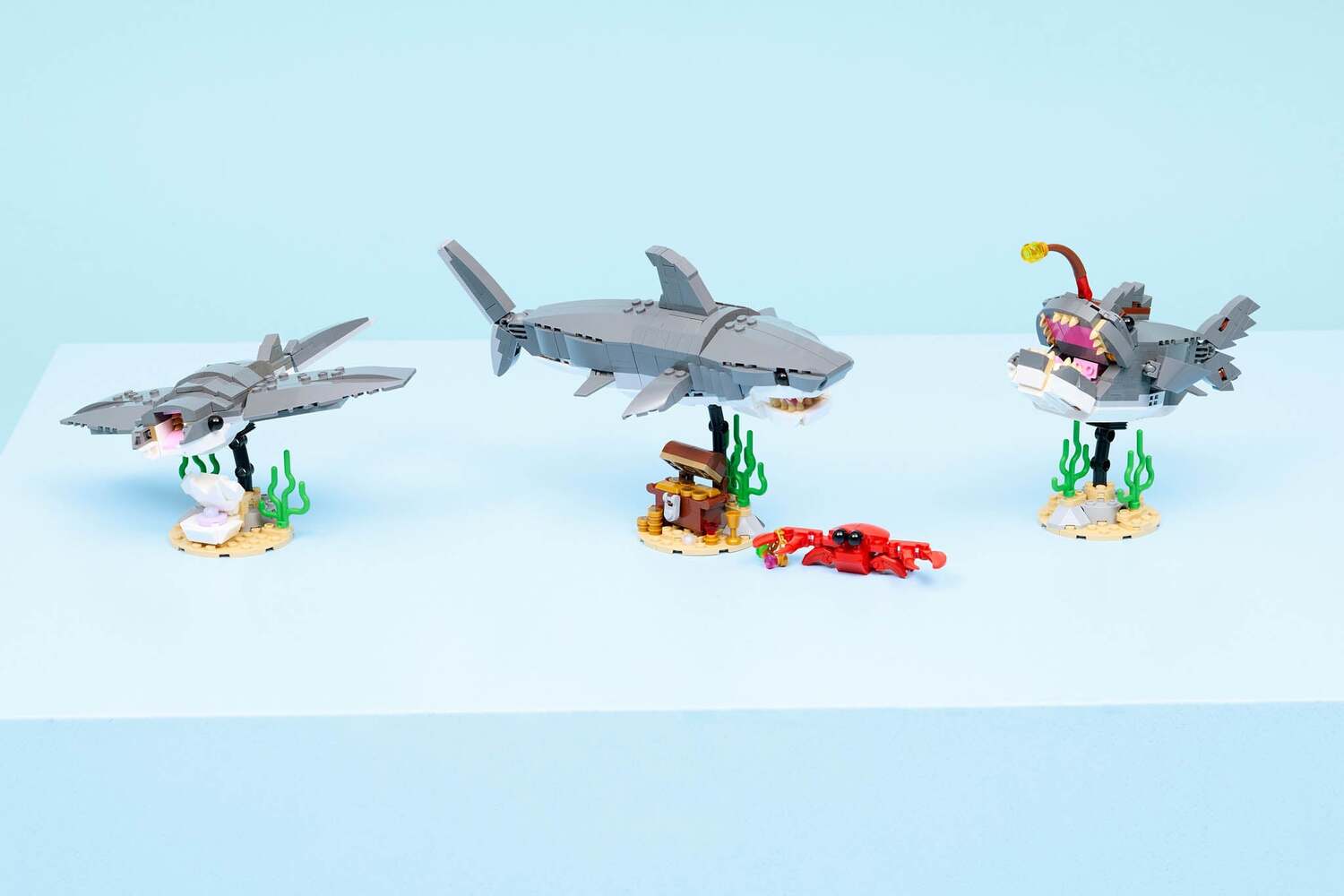 CREATOR 3 in 1 Fierce Shark with a Treasure Chest